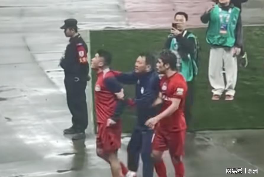 彩神v被骂“丢人现眼”!30岁国脚暴怒:冲上去要和球迷对峙 拉都拉不住